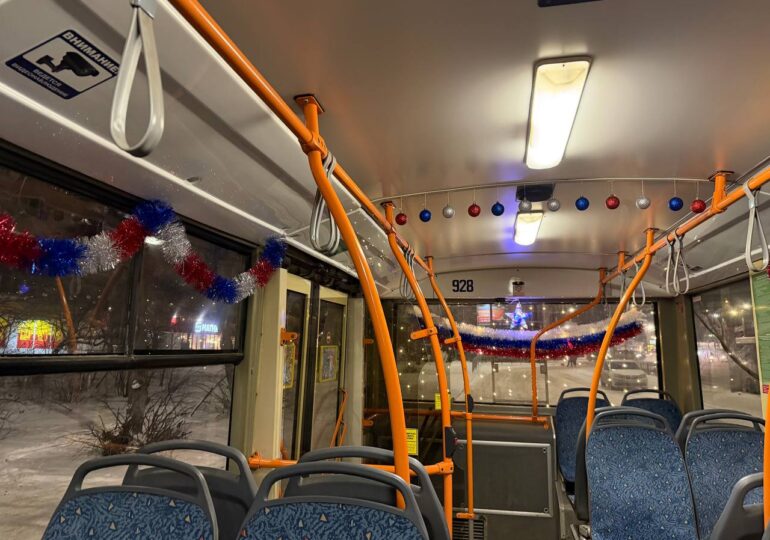 В Самаре троллейбусы украсили к Новому году