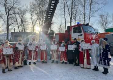 В Самаре восемь Дедов Морозов поздравили пациентов детской больницы с Новым годом