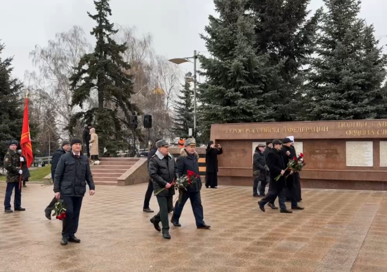 В Самаре возложили цветы к горельефу «Скорбящей Матери-Родине» на площади Славы