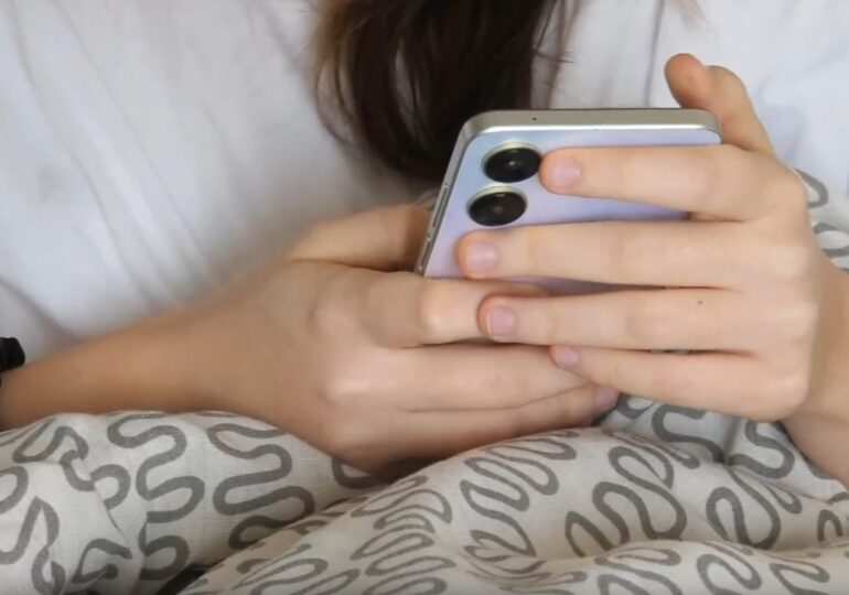 Самарские врачи рассказали о вреде телефона перед сном