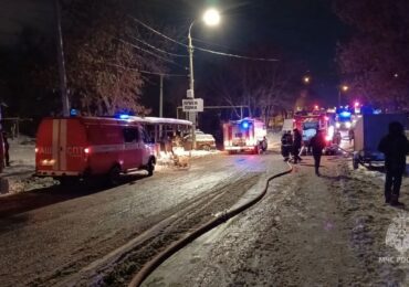 В Самаре тушат пожар в трех домах на Молодогвардейской