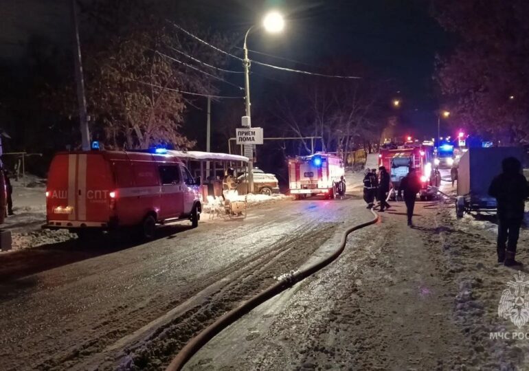 В Самаре тушат пожар в трех домах на Молодогвардейской