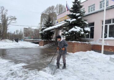 На территориях самарских учебных заведений ежедневно расчищают снег
