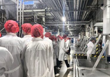 Самарским школьникам показали, как устроено производство молочного комбината