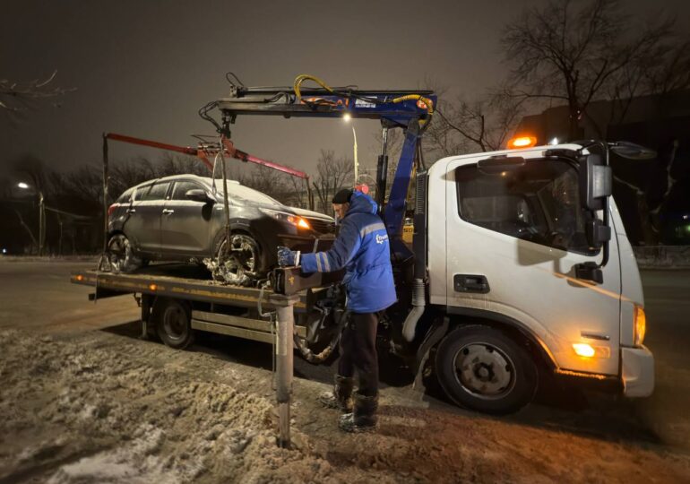 На Тухачевского и Мориса Тореза расчищают дорожное полотно и вывозят снег