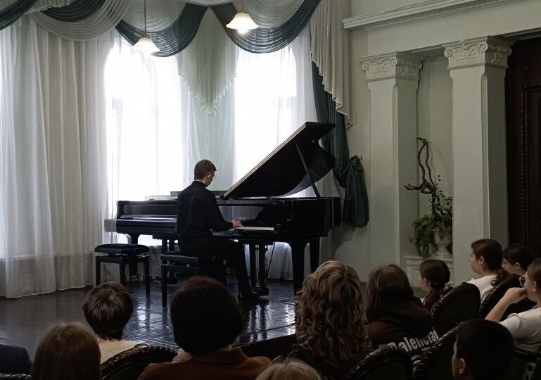 В Самару приехала делегация воспитанников школы искусств из Снежного