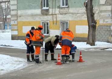 В Куйбышевском районе Самары устраняют утечку на сетях ХВС