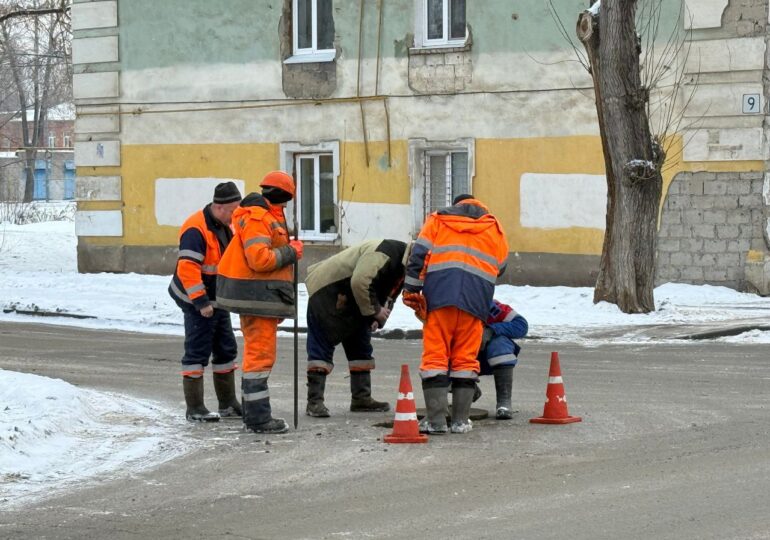 В Куйбышевском районе Самары устраняют утечку на сетях ХВС