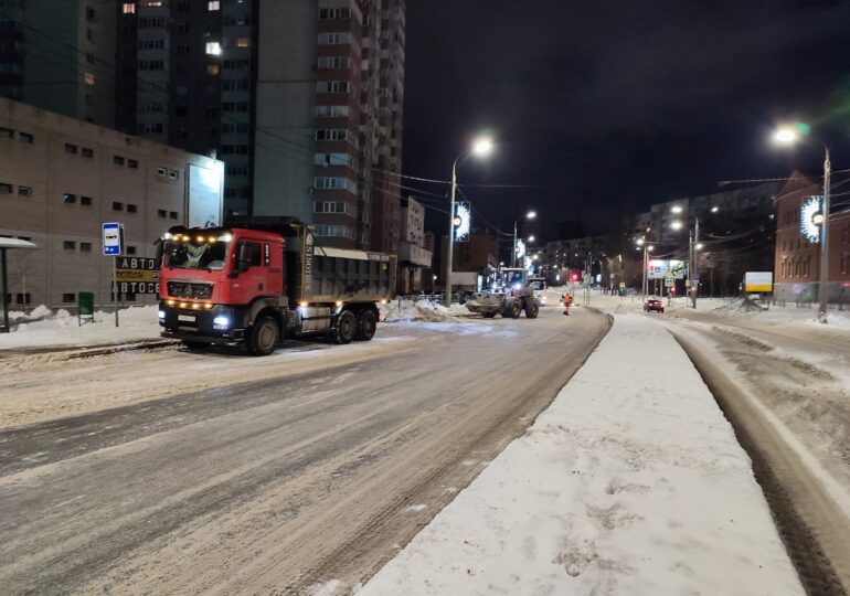 В Самаре ночью ликвидируют последствия метели