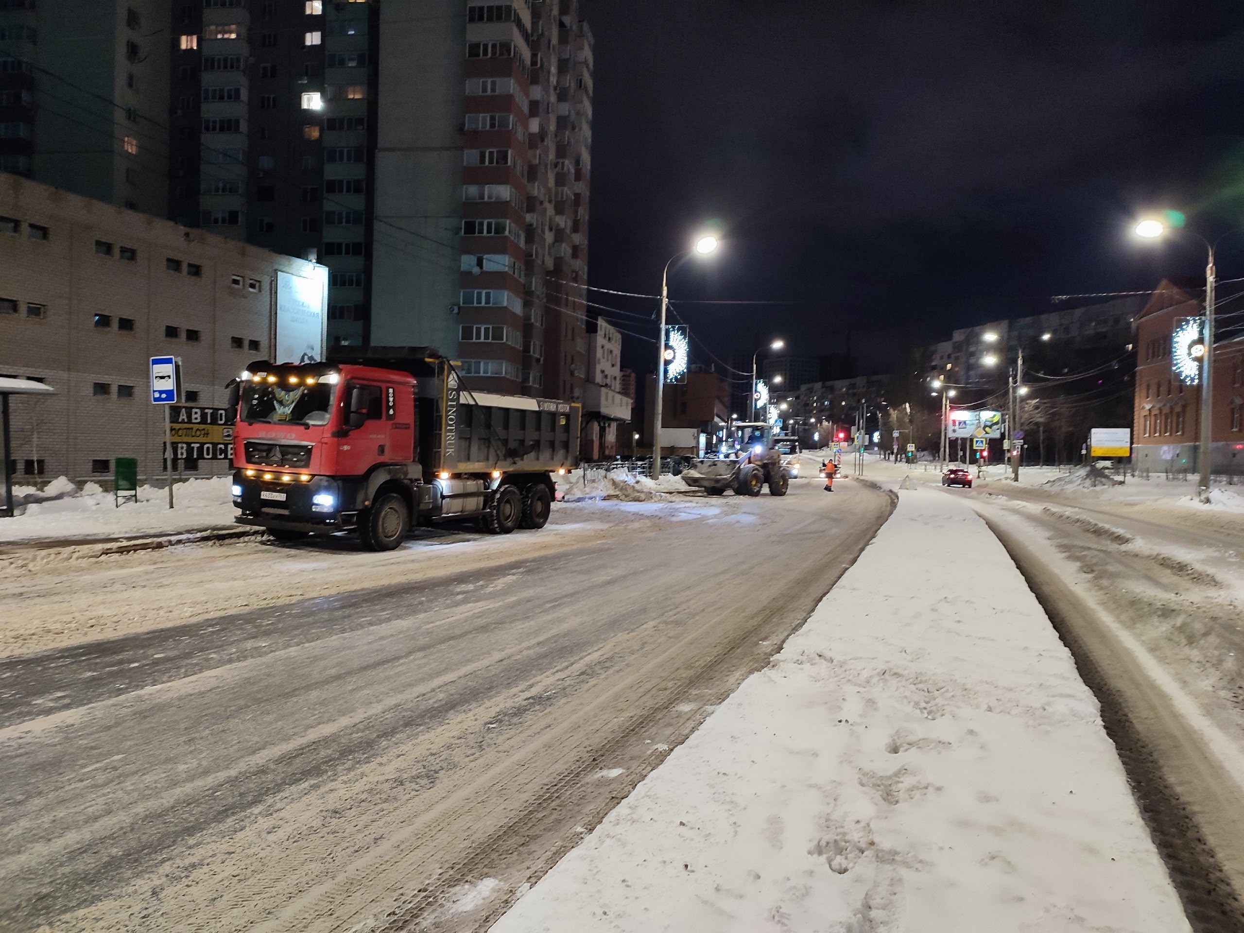 В Самаре ночью ликвидируют последствия метели