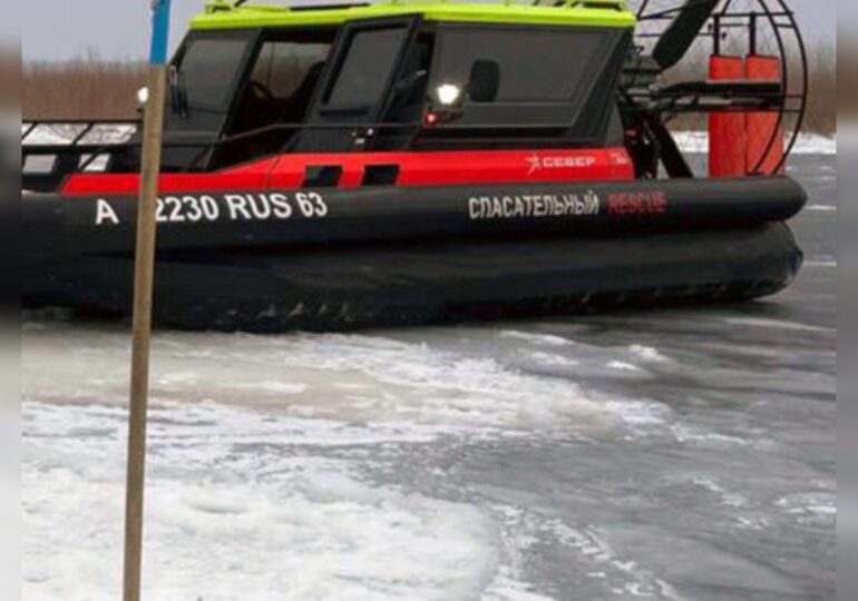 В Самарской области спасатели доставили на берег травмированного рыбака