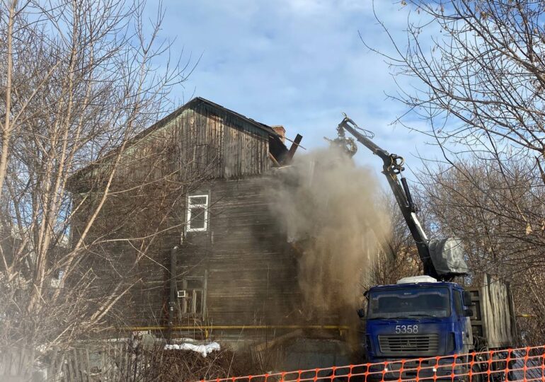 В Самаре сносят аварийный дом на Советской Армии