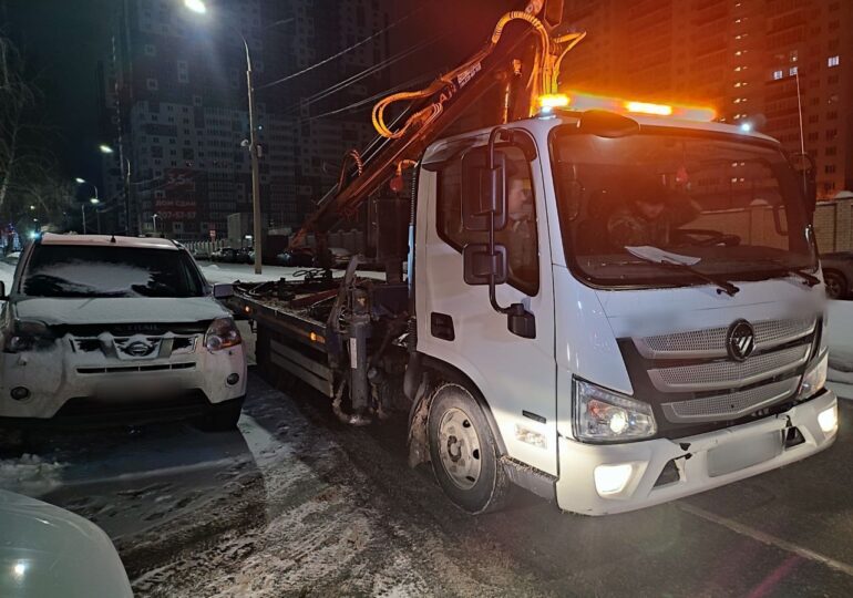 В Самаре расчищают от снега улицу Дыбенко