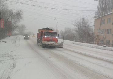 На дорогах Самары последствия метели ликвидируют 37 единиц спецтехники