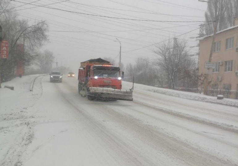 На дорогах Самары последствия метели ликвидируют 37 единиц спецтехники