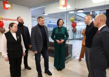 Иван Носков посетил новый офис МФЦ в микрорайоне Волгарь