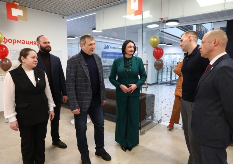 Иван Носков посетил новый офис МФЦ в микрорайоне Волгарь
