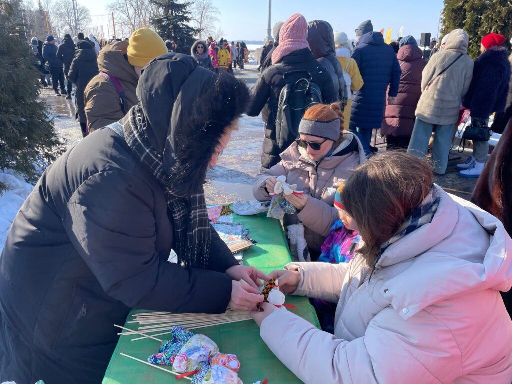В Самарском районе Самары отмечают Масленицу