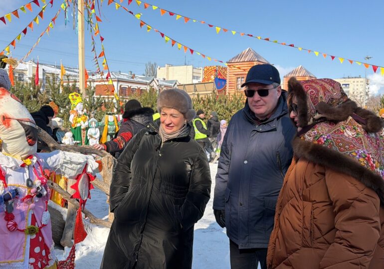 В Самаре на площади Куйбышева празднуют Масленицу