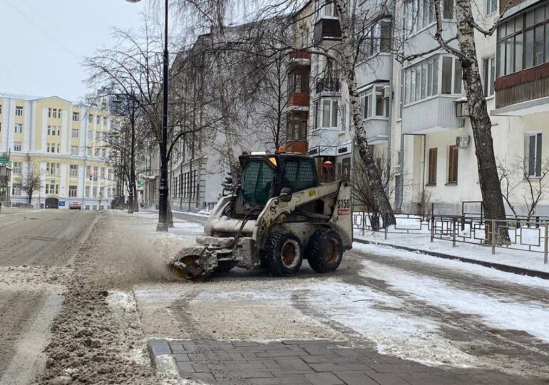 Улицы Самары очищают от снега