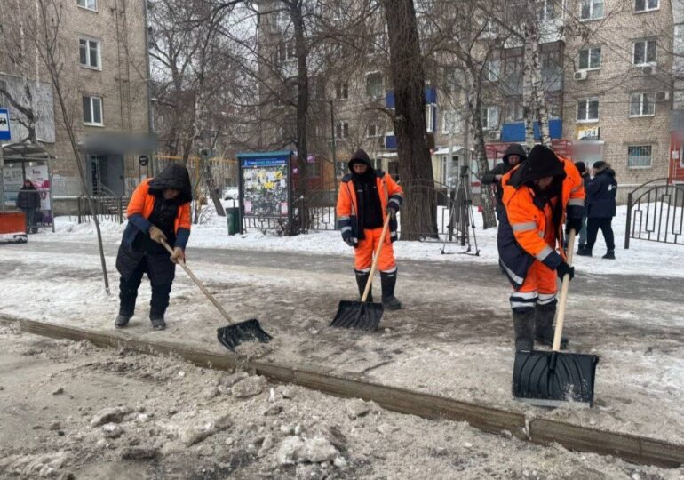 В Кировском районе Самары убирают снег