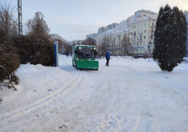 В Самаре от снега очищают набережную