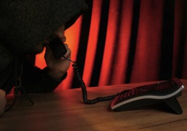 Мошенники стали звонить россиянам на домашний телефон