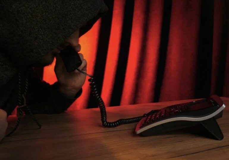 Мошенники стали звонить россиянам на домашний телефон