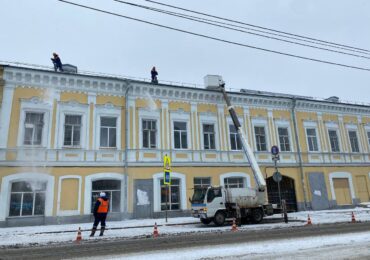 В Самаре продолжают работы по очистке кровель от снега и наледи