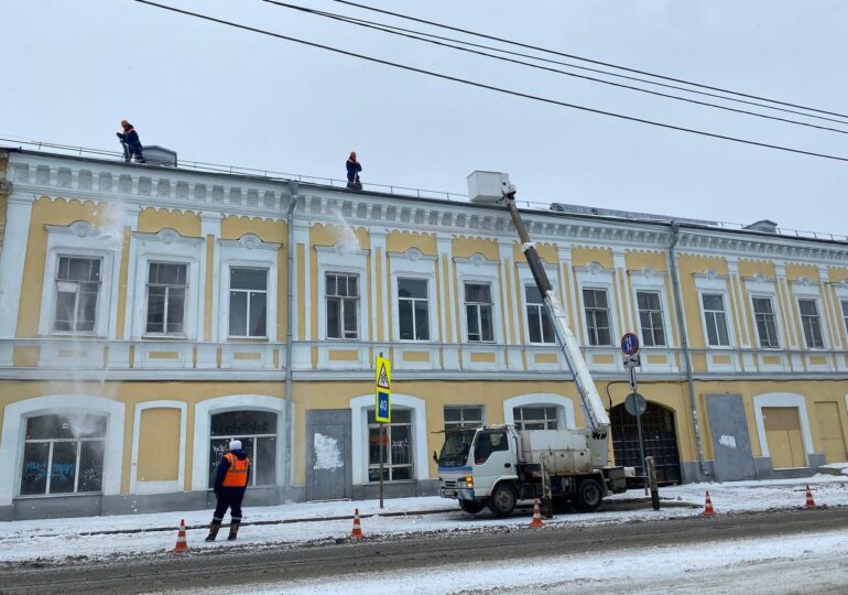 В Самаре продолжают работы по очистке кровель от снега и наледи