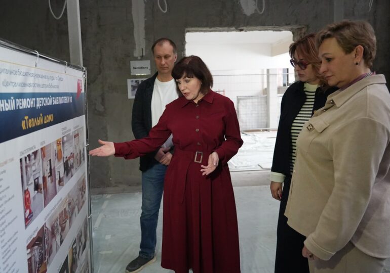Юлия Ашуркова проверила ход капремонта библиотеки №3