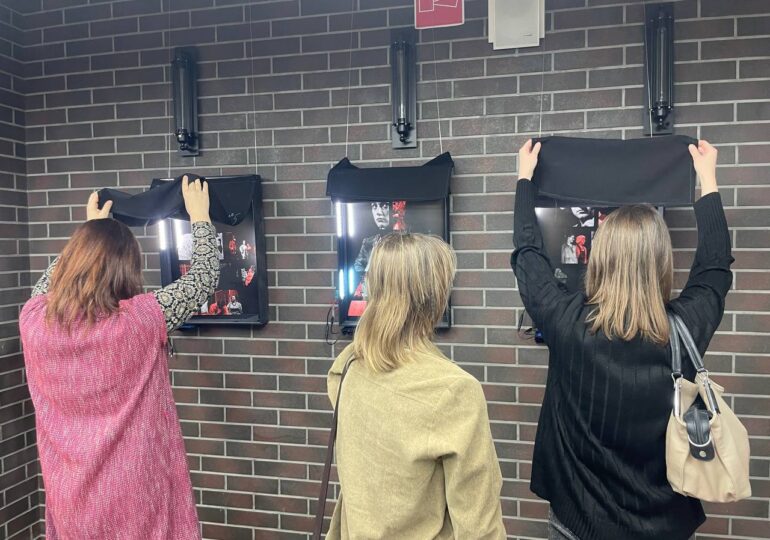 В Самаре открыли фотовыставку «В зеркале сцены: вы судья или свидетель?»