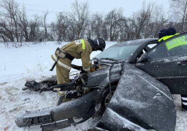 В Самарской области столкнулись легковой автомобиль и КАМАЗ
