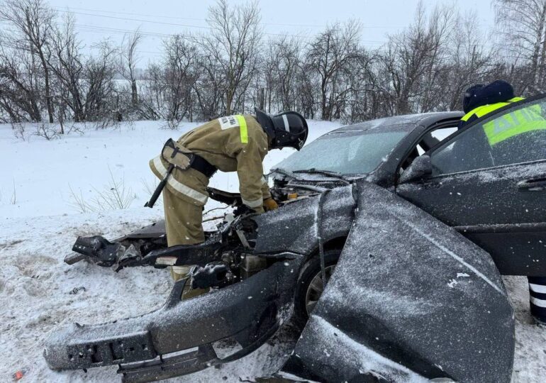 В Самарской области столкнулись легковой автомобиль и КАМАЗ