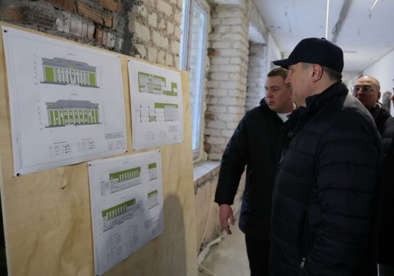 Иван Носков оценил ход работ в школе №8