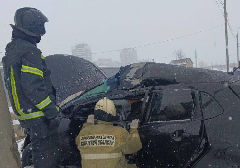 В Самарской области автомобиль врезался в столб