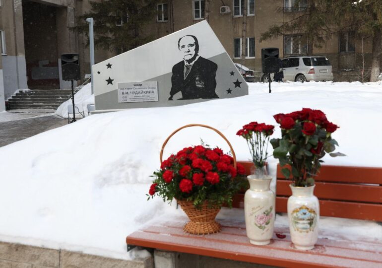 В Самаре возложили цветы к стеле с портретом Владимира Чудайкина