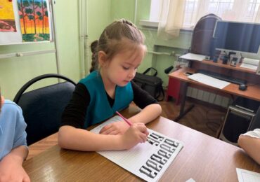 Первые уроки чистописания: в Самаре школьников познакомили с каллиграфией