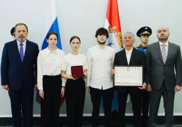 Полпред президента в ПФО Игорь Комаров и губернатор Вячеслав Федорищев вручили награду Героя РФ его семье