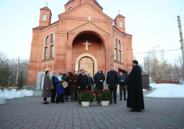 Делегация Армении возложила цветы к памятнику жертвам Спитакского землетрясения