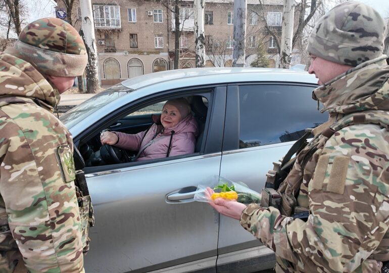Инспекторы ВАИ поздравили женщин с 8 Марта на дорогах ДНР в зоне СВО
