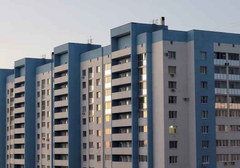 Самарцев могут оштрафовать за оставленный в подъезде мусор