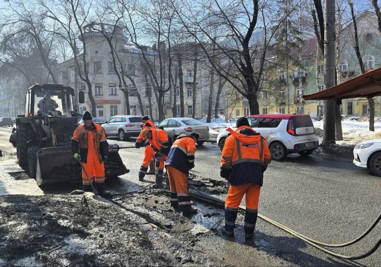 В Самаре дорожные службы ведут аварийный ремонт