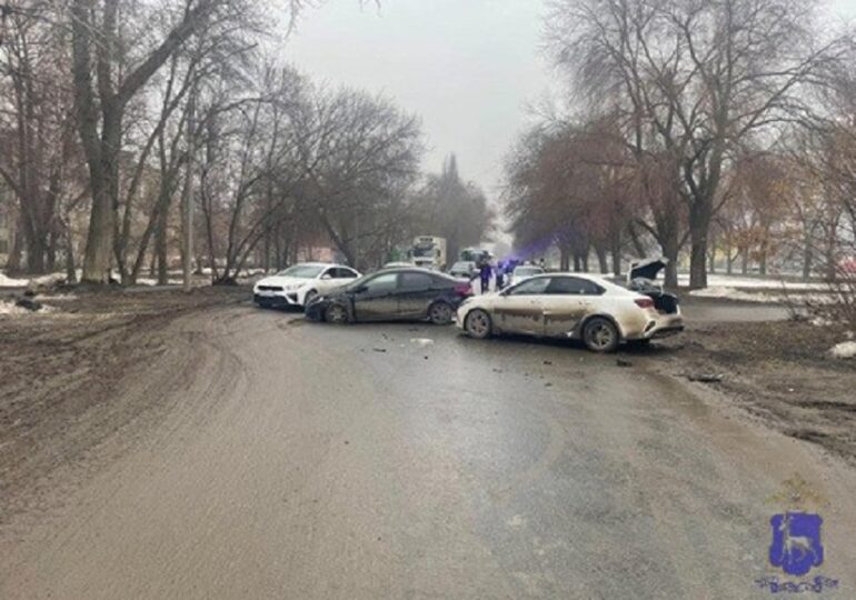 В Самаре при столкновении двух иномарок пострадала женщина