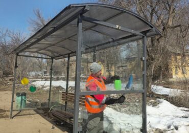 В Самаре обновили стекло на трамвайной остановке «Черемшанская»