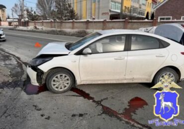 В Промышленном районе Самары иномарка врезалась в столб