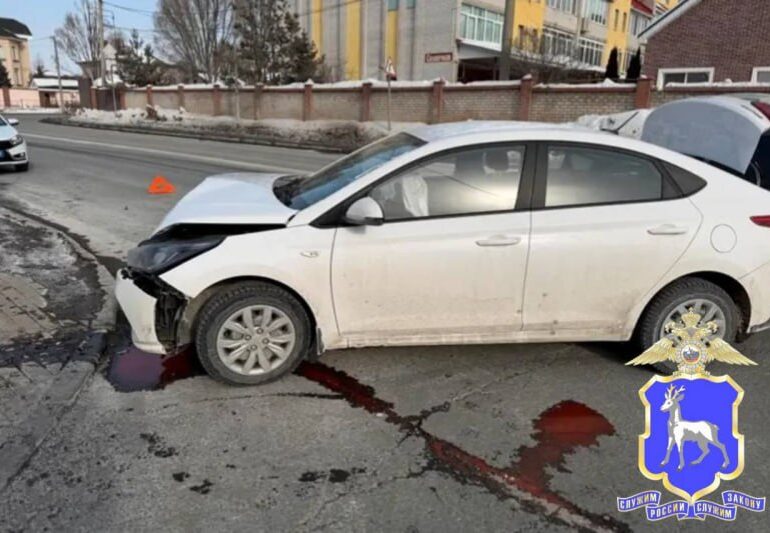 В Промышленном районе Самары иномарка врезалась в столб