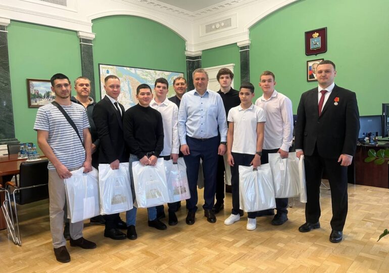 Иван Носков поздравил с победой юных боксеров и их тренеров