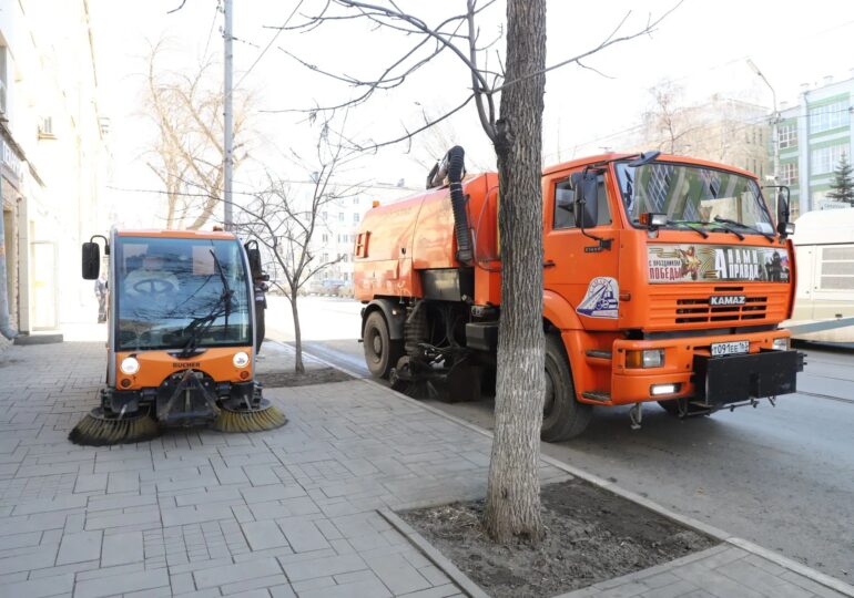 Более 70 поливомоечных машин и пылесосов задействуют в уборке Самары