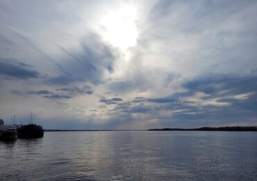 В Самаре из-за штурмового ветра приостановили движение судов